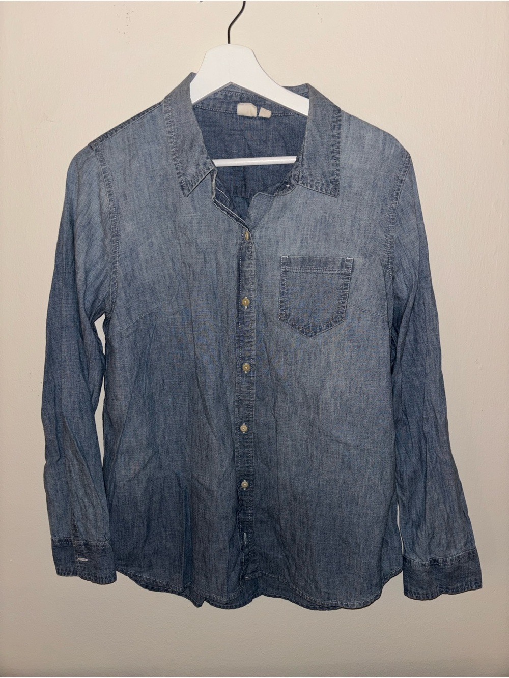 GAP women’s Light Blue Denim Button-Down Shirt